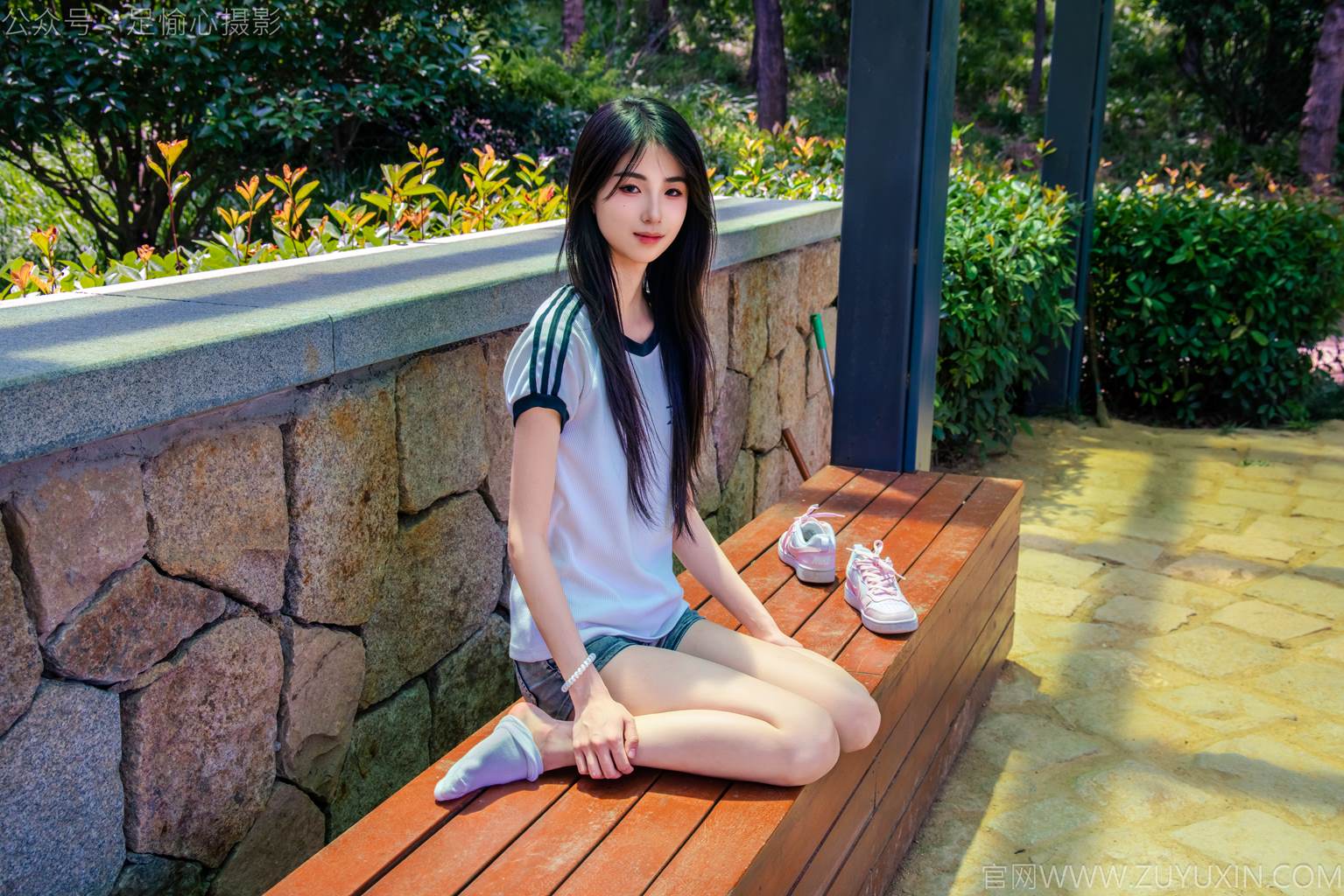 图片[3]-精选足愉心 NO.051 小瑶（搭配：T恤、牛仔短裤、白棉袜、帆布鞋、裸足）[95P]-草丛看图