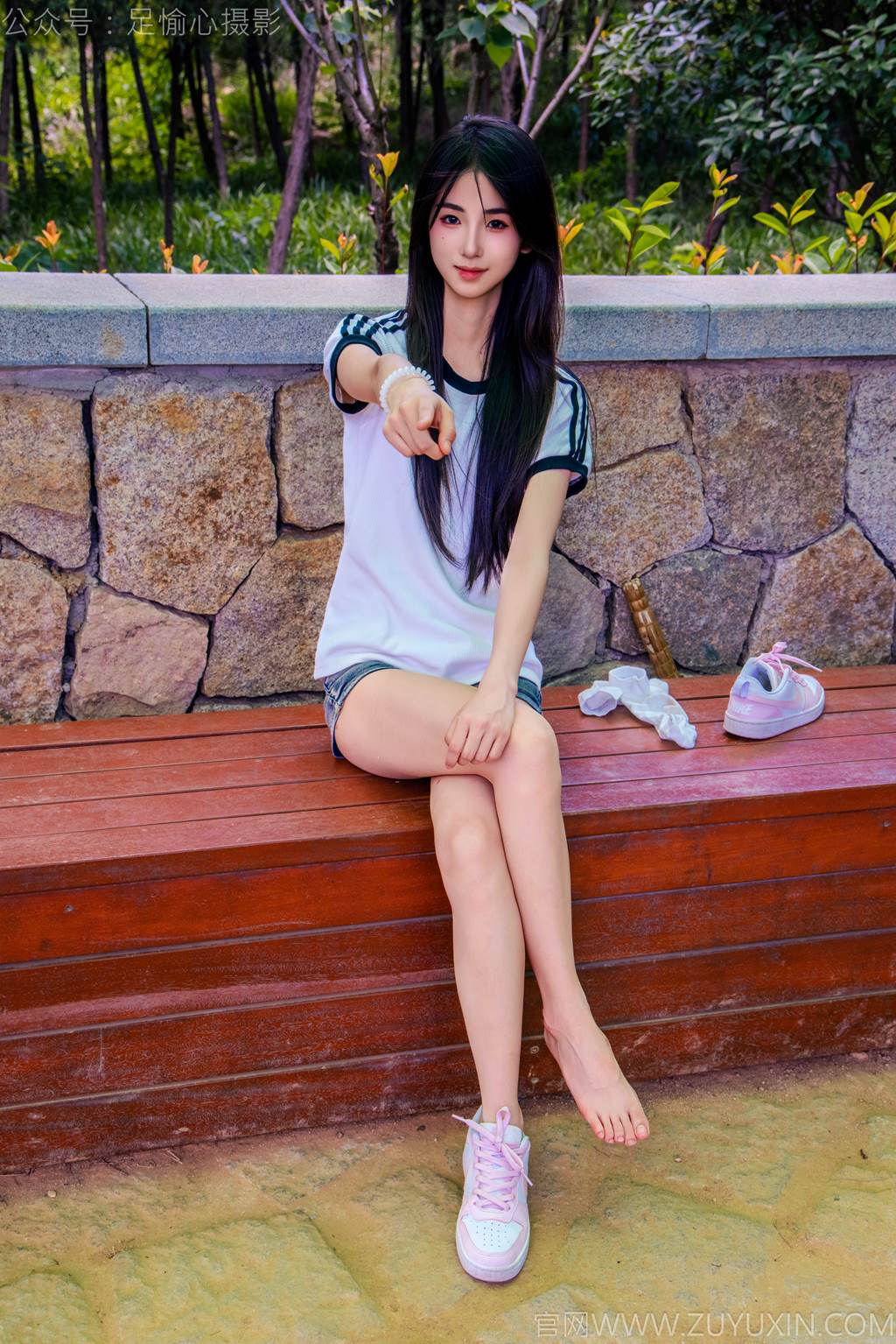 图片[4]-精选足愉心 NO.051 小瑶（搭配：T恤、牛仔短裤、白棉袜、帆布鞋、裸足）[95P]-草丛看图
