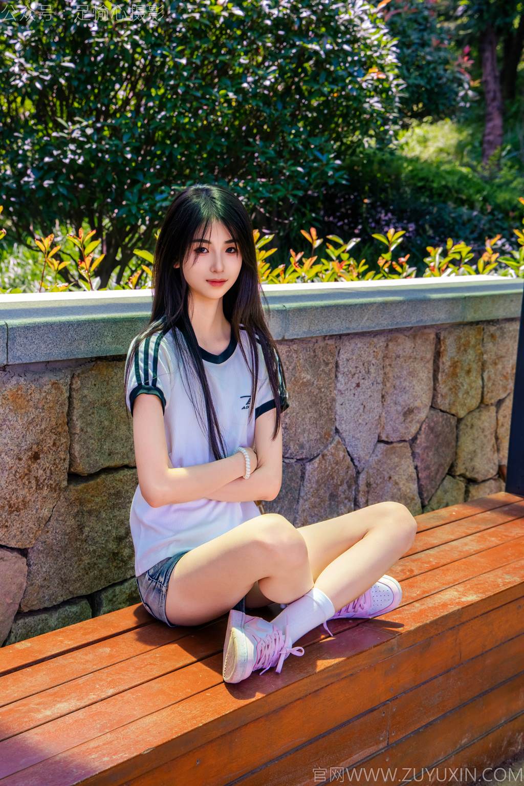 图片[5]-精选足愉心 NO.051 小瑶（搭配：T恤、牛仔短裤、白棉袜、帆布鞋、裸足）[95P]-草丛看图