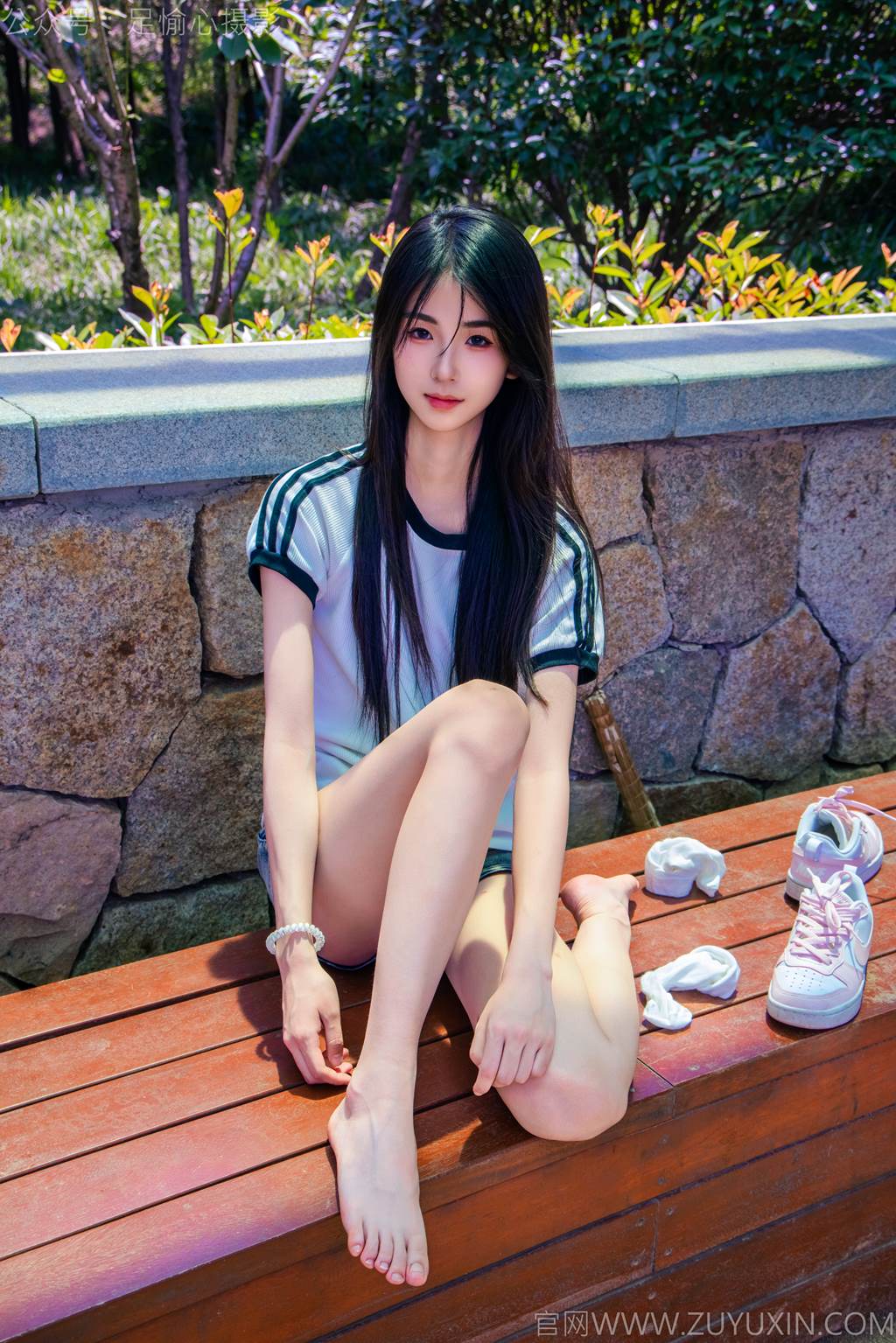 图片[6]-精选足愉心 NO.051 小瑶（搭配：T恤、牛仔短裤、白棉袜、帆布鞋、裸足）[95P]-草丛看图