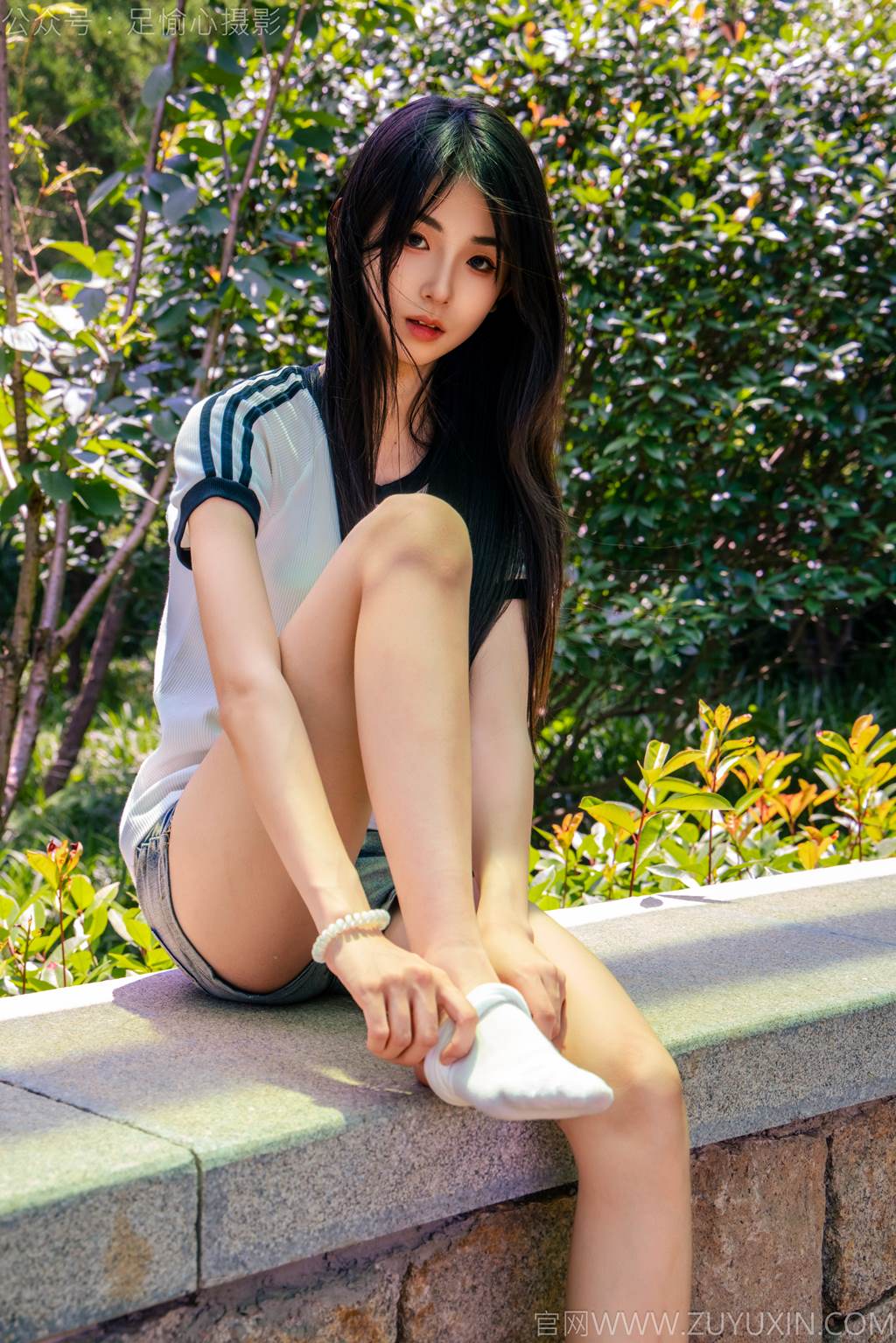 图片[7]-精选足愉心 NO.051 小瑶（搭配：T恤、牛仔短裤、白棉袜、帆布鞋、裸足）[95P]-草丛看图