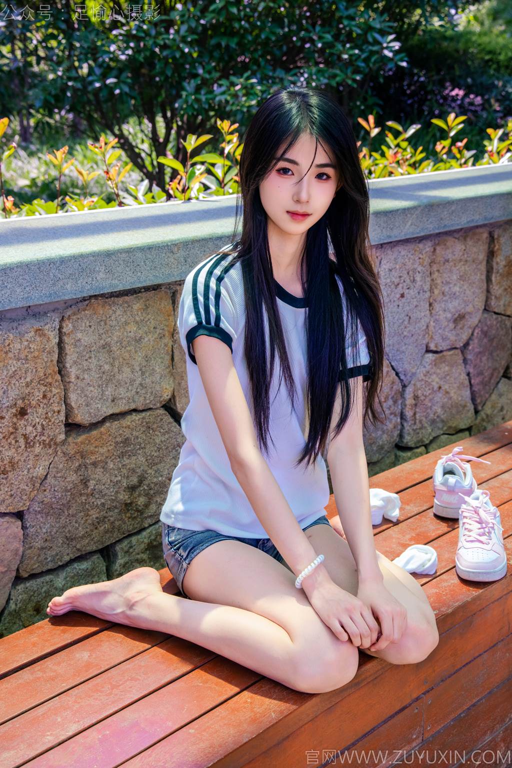 图片[8]-精选足愉心 NO.051 小瑶（搭配：T恤、牛仔短裤、白棉袜、帆布鞋、裸足）[95P]-草丛看图