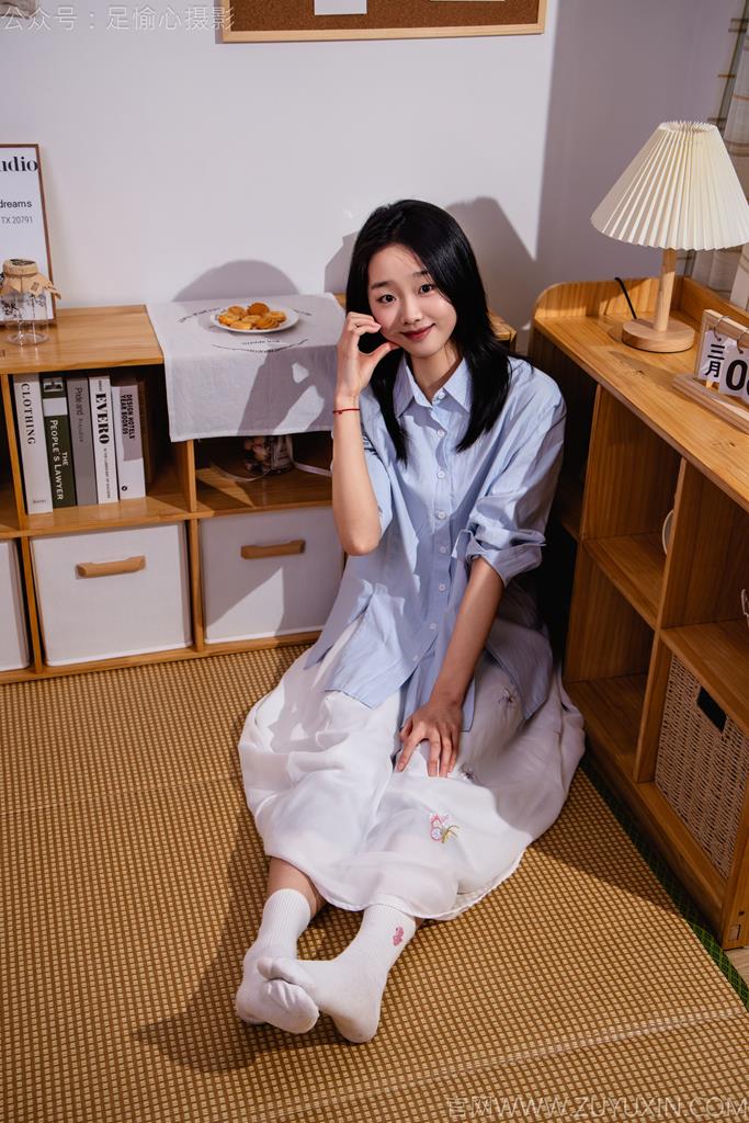 图片[3]-精选足愉心 NO.023 奶芙（搭配：蓝色衬衫、白色长裙、帆布鞋、白色棉袜、裸足）[110P]-草丛看图