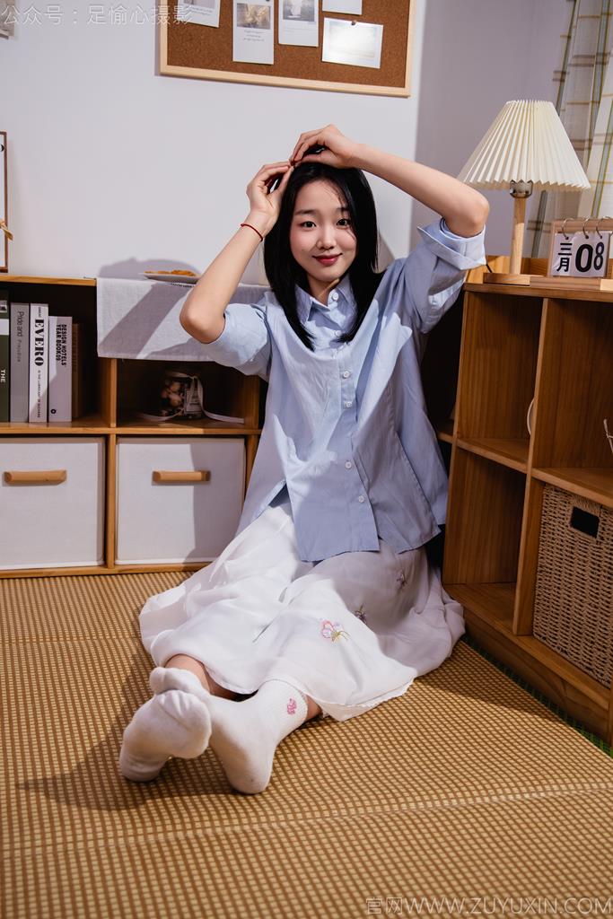 图片[4]-精选足愉心 NO.023 奶芙（搭配：蓝色衬衫、白色长裙、帆布鞋、白色棉袜、裸足）[110P]-草丛看图