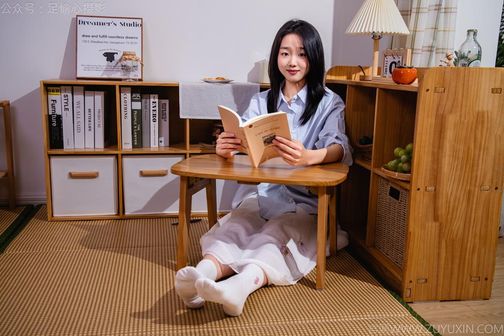 图片[5]-精选足愉心 NO.023 奶芙（搭配：蓝色衬衫、白色长裙、帆布鞋、白色棉袜、裸足）[110P]-草丛看图