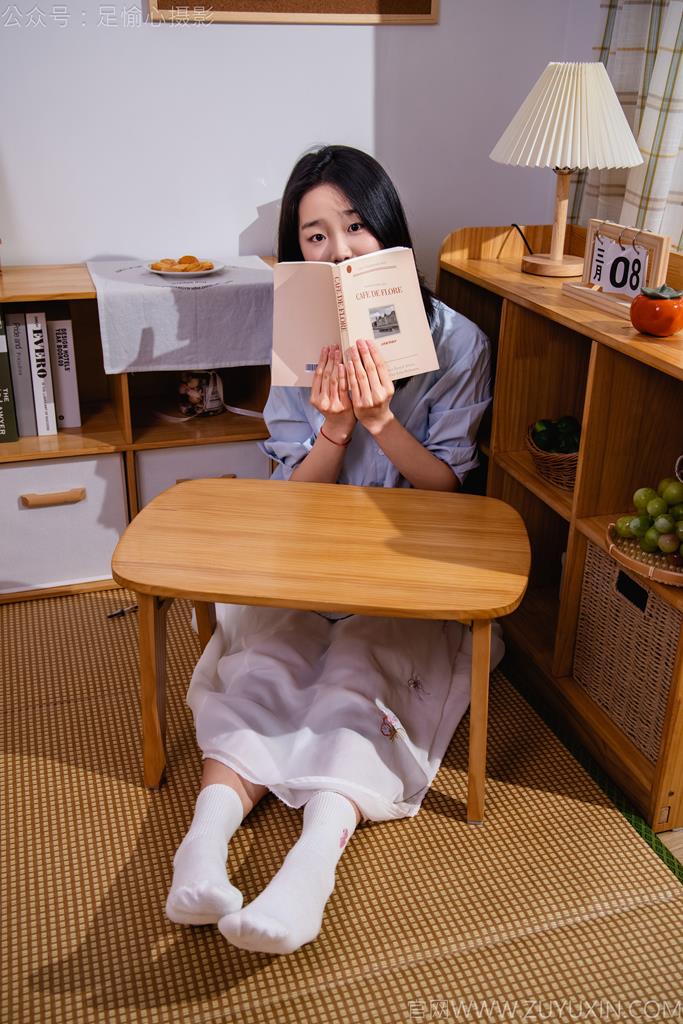 图片[6]-精选足愉心 NO.023 奶芙（搭配：蓝色衬衫、白色长裙、帆布鞋、白色棉袜、裸足）[110P]-草丛看图