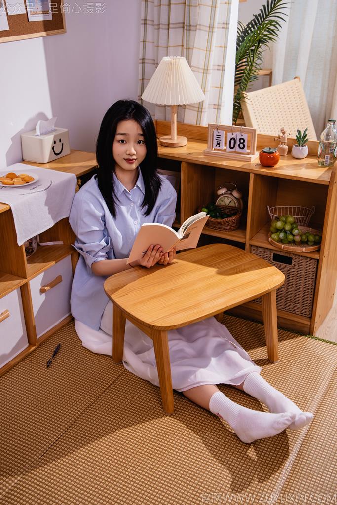 图片[8]-精选足愉心 NO.023 奶芙（搭配：蓝色衬衫、白色长裙、帆布鞋、白色棉袜、裸足）[110P]-草丛看图