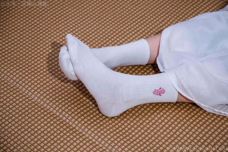 精选足愉心 NO.023 奶芙（搭配：蓝色衬衫、白色长裙、帆布鞋、白色棉袜、裸足）[110P]-草丛看图