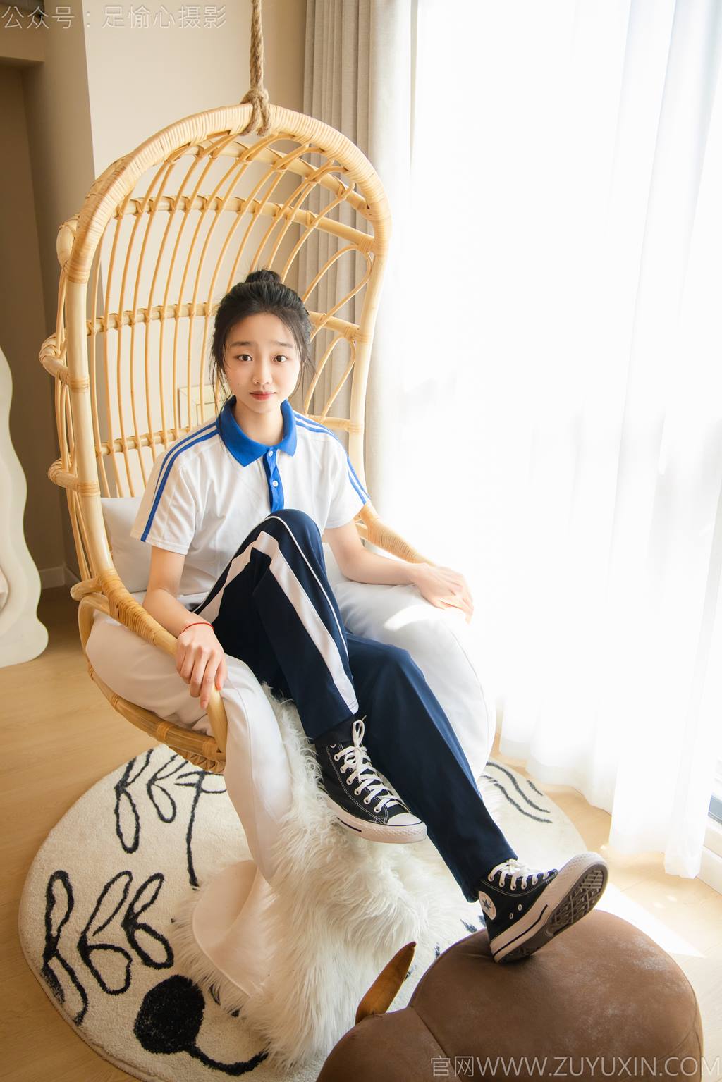 图片[2]-精选足愉心 NO.031 奶芙（搭配：校服、帆布鞋、白色棉袜、裸足）[110P]-草丛看图