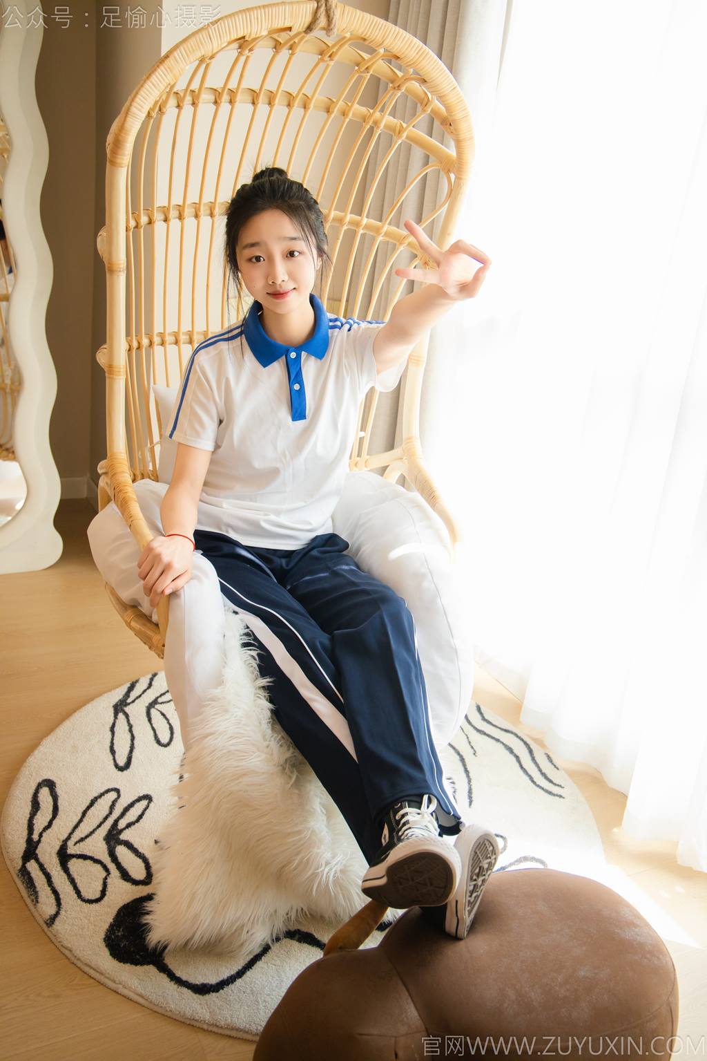 图片[3]-精选足愉心 NO.031 奶芙（搭配：校服、帆布鞋、白色棉袜、裸足）[110P]-草丛看图