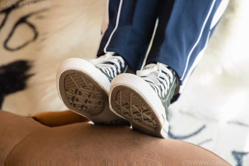 精选足愉心 NO.031 奶芙（搭配：校服、帆布鞋、白色棉袜、裸足）[110P]-草丛看图