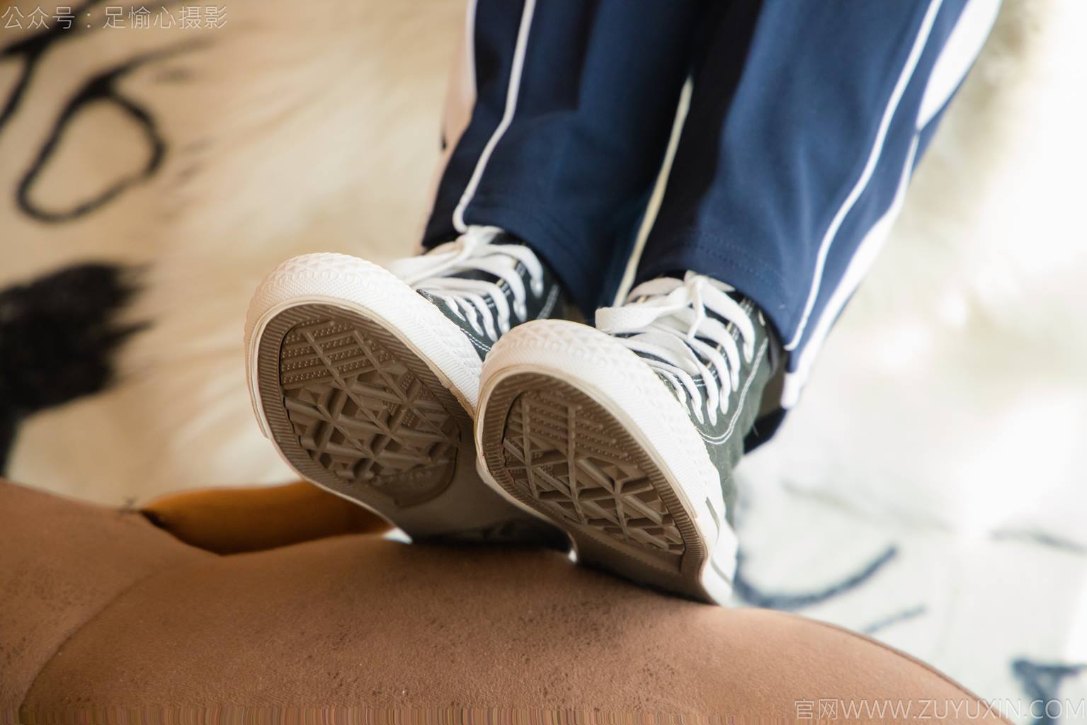 图片[1]-精选足愉心 NO.031 奶芙（搭配：校服、帆布鞋、白色棉袜、裸足）[110P]-草丛看图