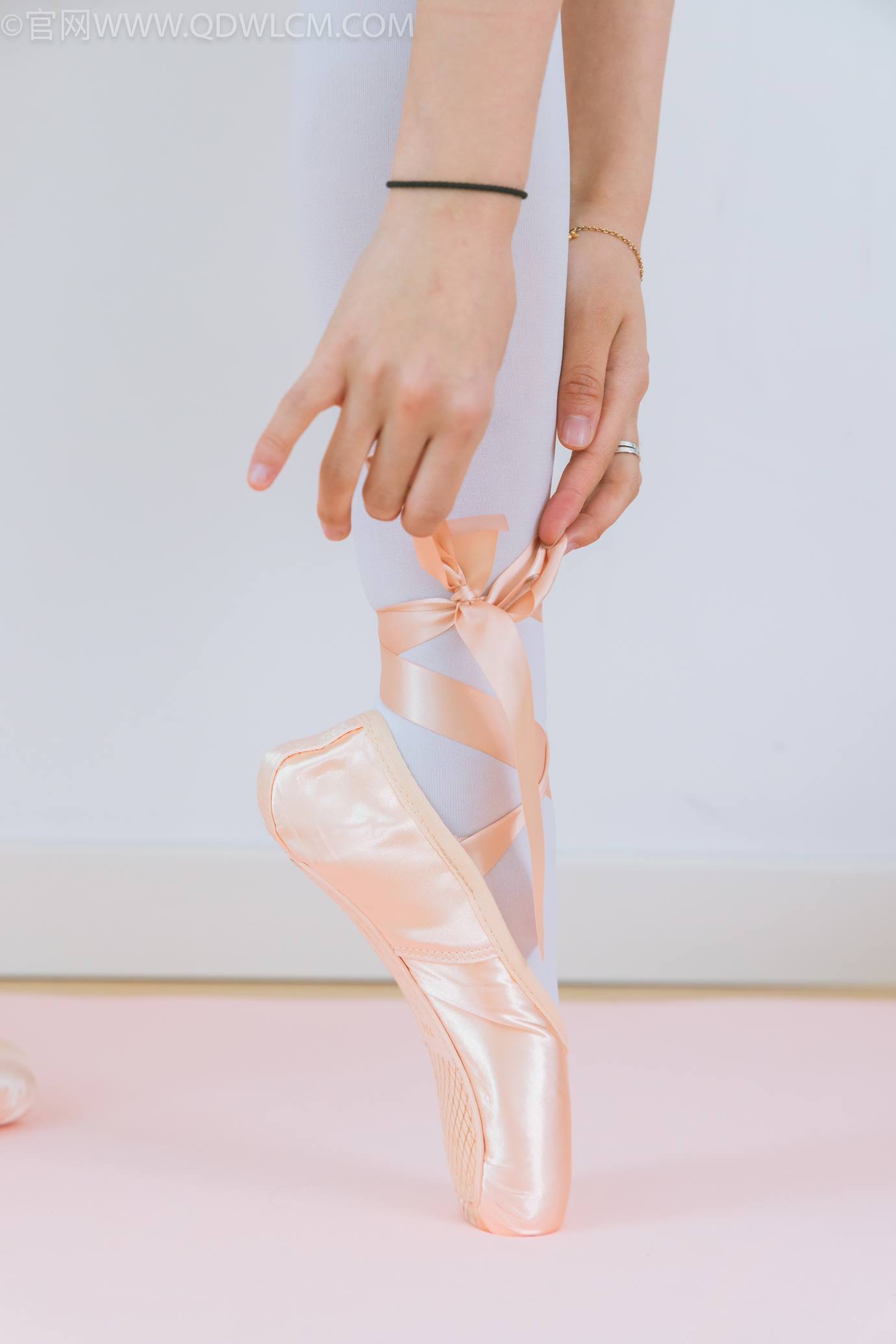 图片[2]-精选勿恋传媒 NO.2307 泡泡-芭蕾鞋、厚白丝、芭蕾动作、皮筋绑脚剧情[166P]-草丛看图