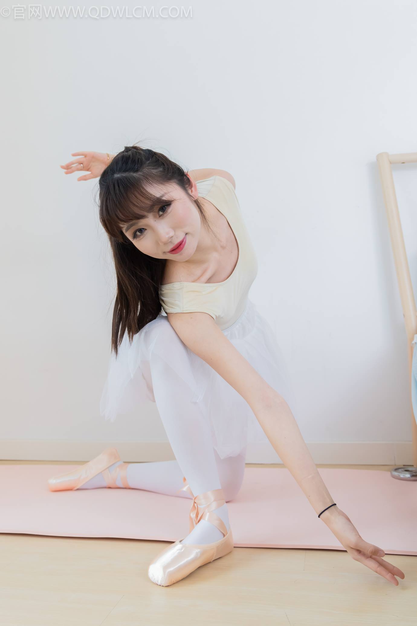 图片[8]-精选勿恋传媒 NO.2307 泡泡-芭蕾鞋、厚白丝、芭蕾动作、皮筋绑脚剧情[166P]-草丛看图