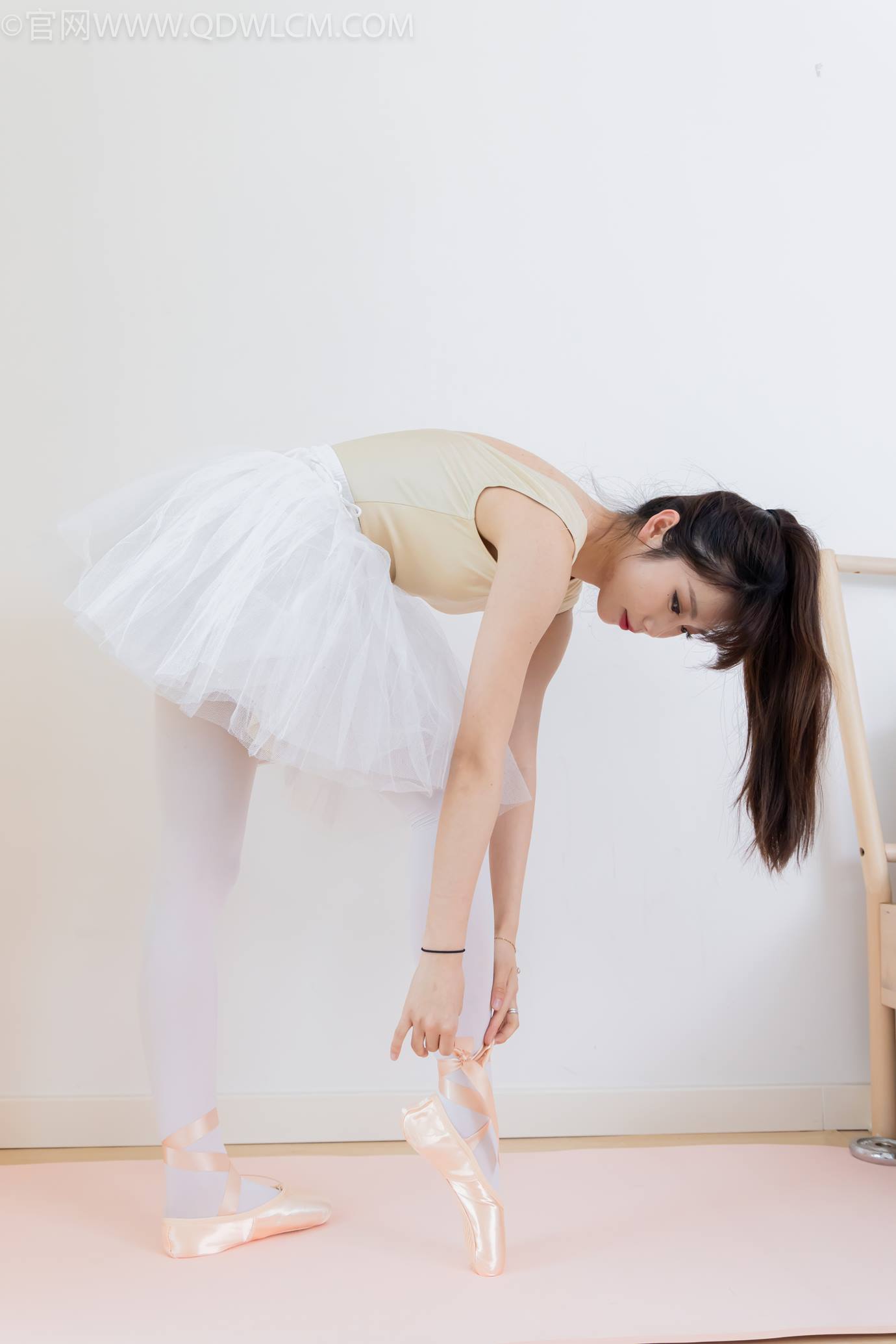 图片[1]-精选勿恋传媒 NO.2307 泡泡-芭蕾鞋、厚白丝、芭蕾动作、皮筋绑脚剧情[166P]-草丛看图