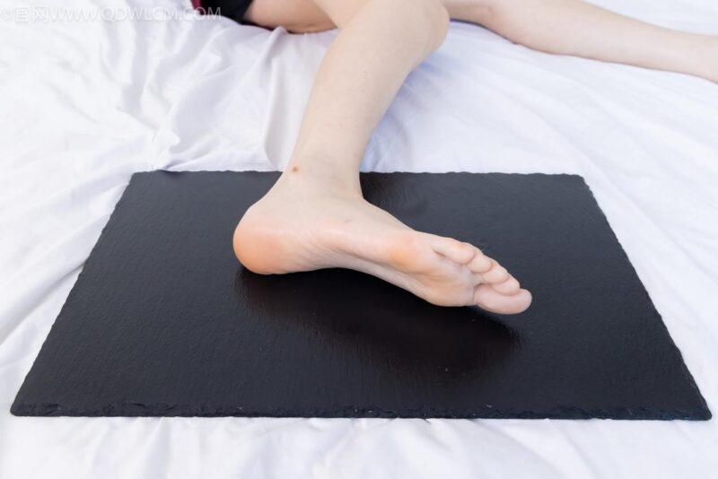 精选勿恋传媒 NO.2331 菜菜-高跟鞋、薄黑丝、裸足[168P]-草丛看图