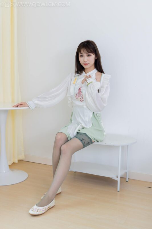 精选勿恋传媒 NO.2323 泡泡-汉服、平底鞋、过膝丝袜[153P]-草丛看图