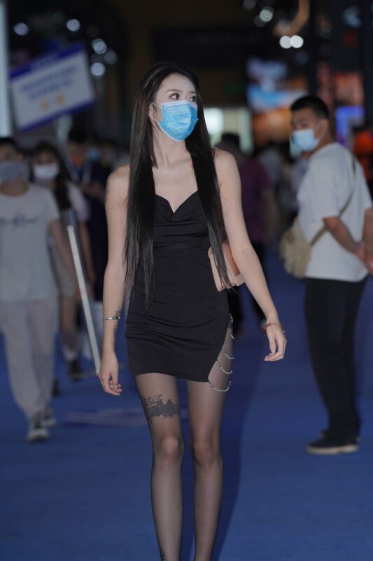 精选精选街拍作品 NO.1885 黑丝长腿逛车展[84P]-草丛看图