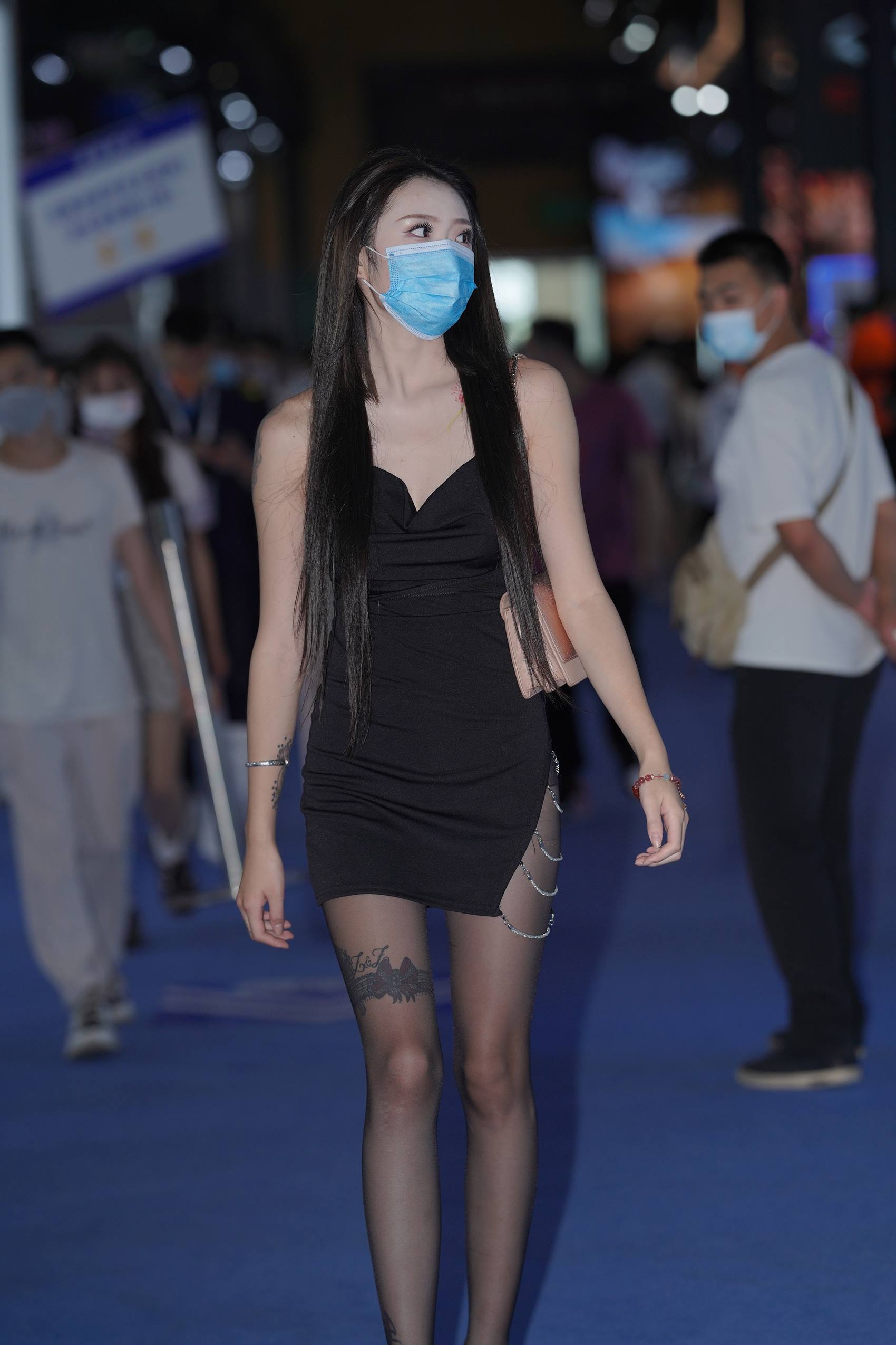 图片[1]-精选精选街拍作品 NO.1885 黑丝长腿逛车展[84P]-草丛看图