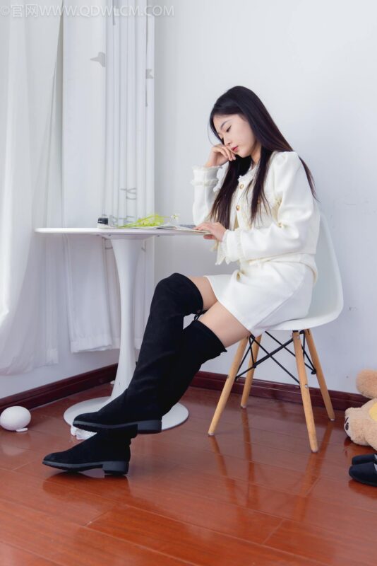 精选勿恋传媒 NO.2335 美兔-布鞋、长靴、白棉袜、薄肉丝[175P]-草丛看图