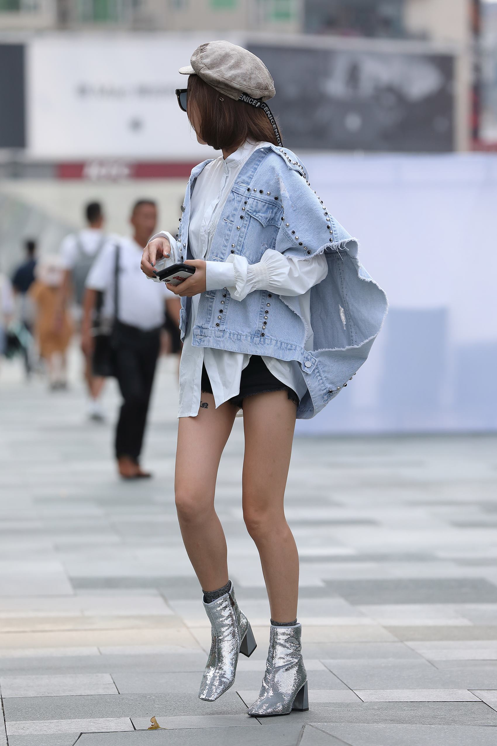 图片[2]-精选精选街拍作品 NO.1759 辉辉街拍作品 – 墨镜长腿短发美女小解解[20P]-草丛看图