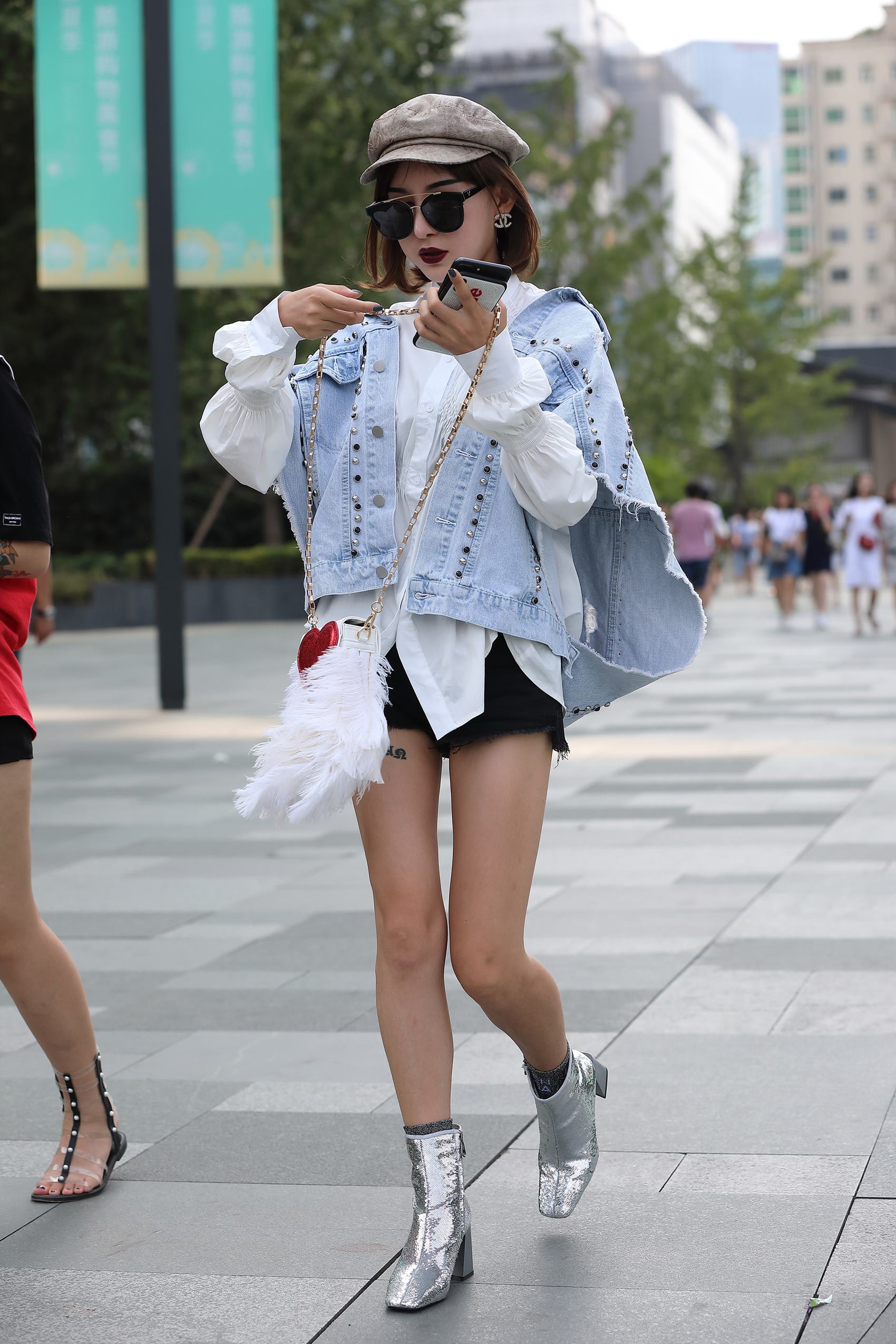 图片[6]-精选精选街拍作品 NO.1759 辉辉街拍作品 – 墨镜长腿短发美女小解解[20P]-草丛看图