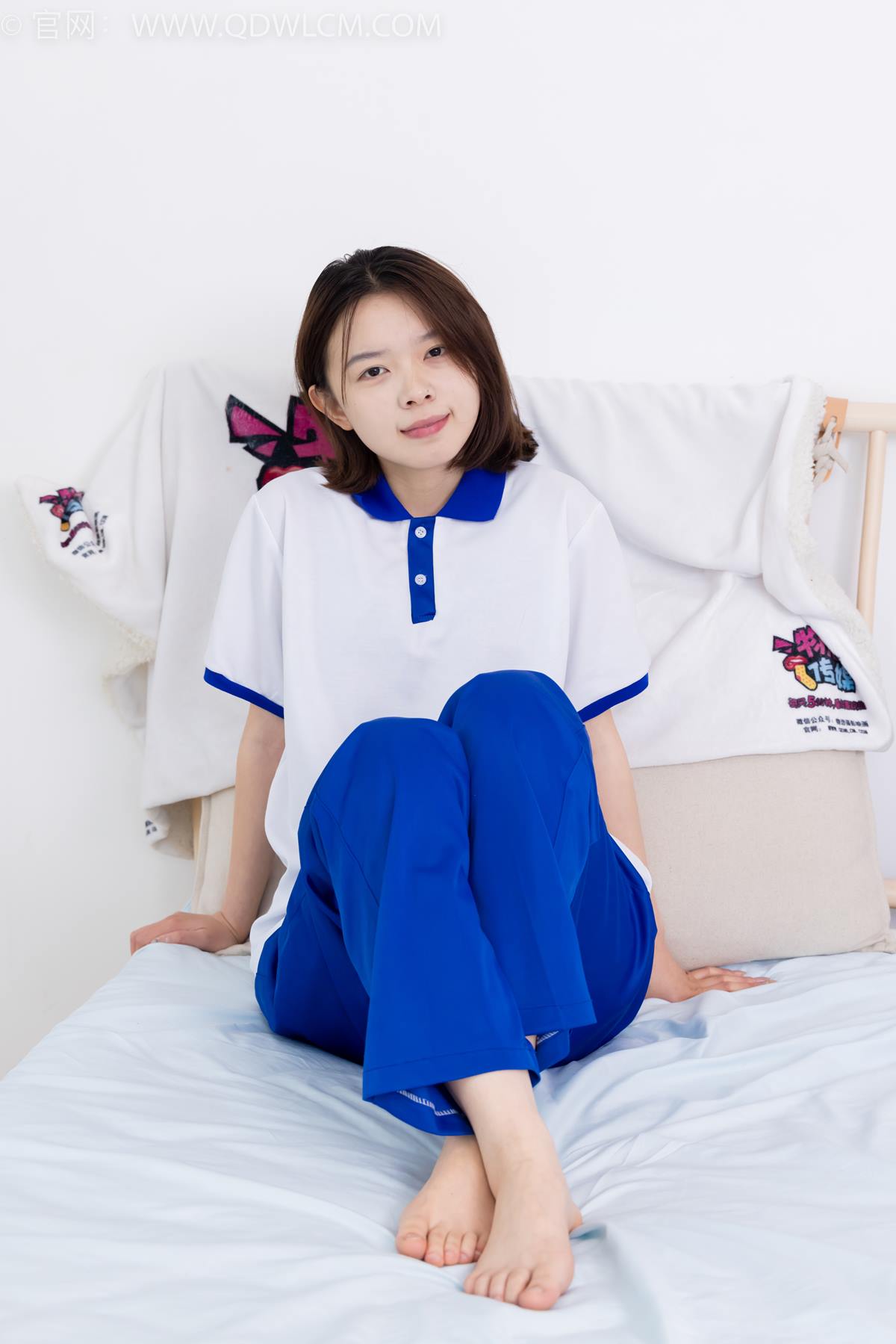 图片[4]-精选勿恋传媒 NO.2364 小悦-校服、板鞋、白棉袜、裸足[126P]-草丛看图