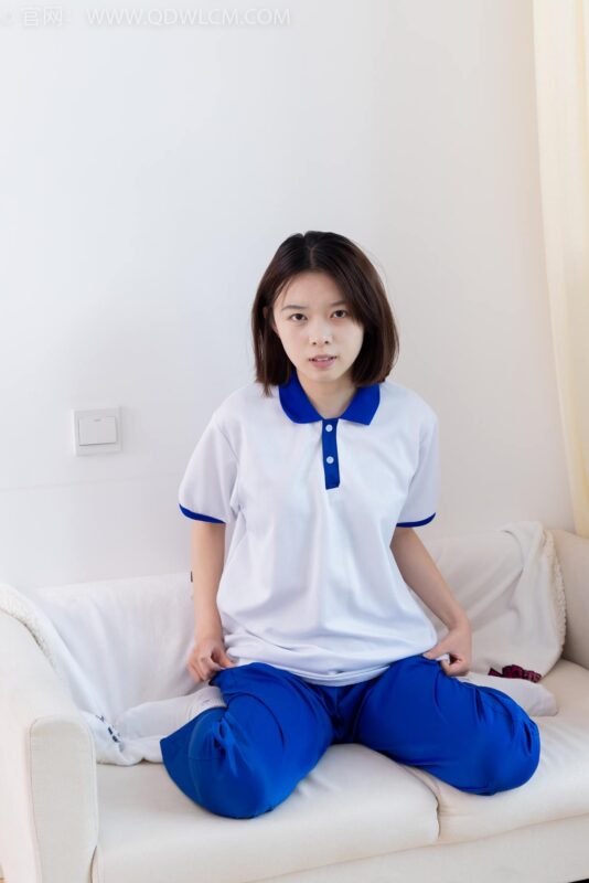 精选勿恋传媒 NO.2364 小悦-校服、板鞋、白棉袜、裸足[126P]-草丛看图