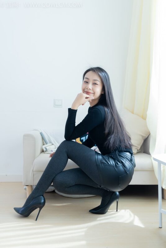 精选勿恋传媒 NO.2313 岚岚-高跟鞋、厚灰丝[140P]-草丛看图