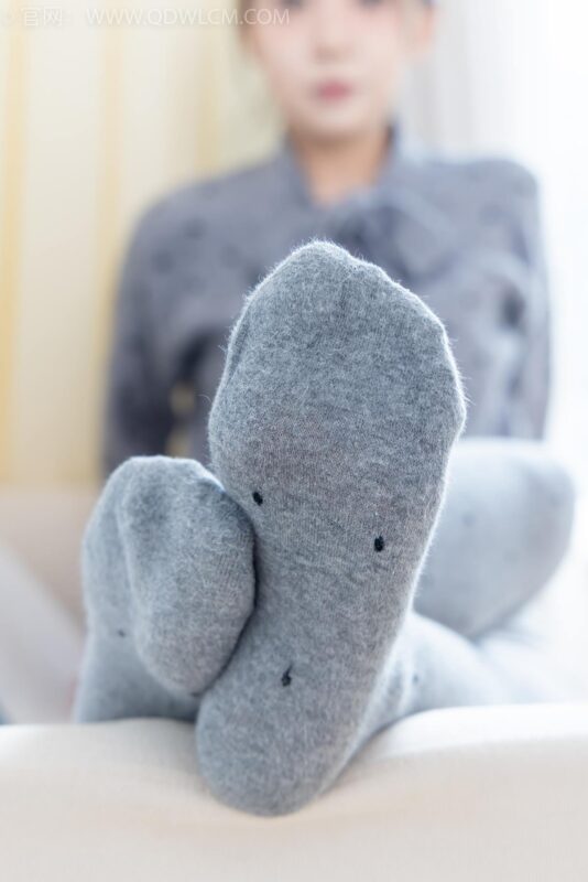 精选勿恋传媒 NO.2355 小曦-皮鞋、厚灰丝[104P]-草丛看图