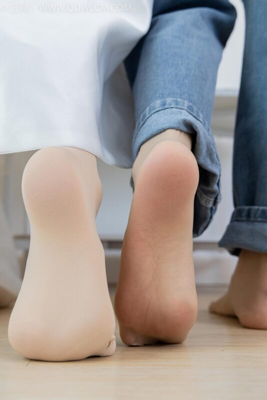 精选勿恋传媒 NO.2370 茯苓&欢欢-平底鞋、板鞋、厚肉丝、灰色棉袜、薄肉丝[126P]-草丛看图