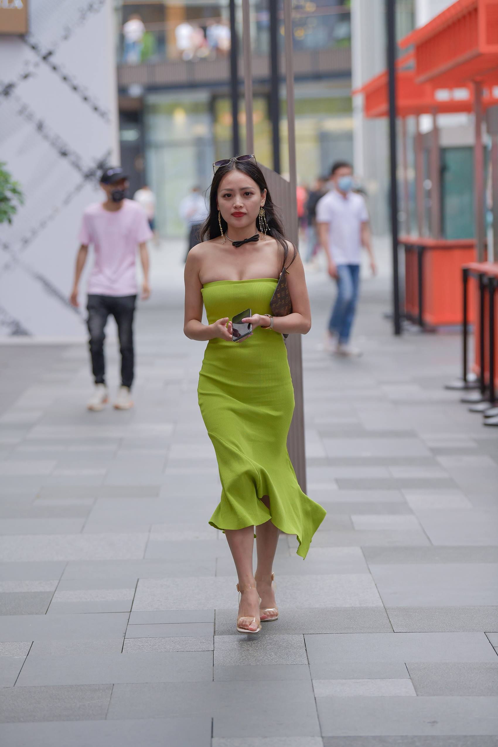 图片[4]-精选精选街拍作品 NO.1801 视觉冲击街拍作品 – 抹胸美女[48P]-草丛看图