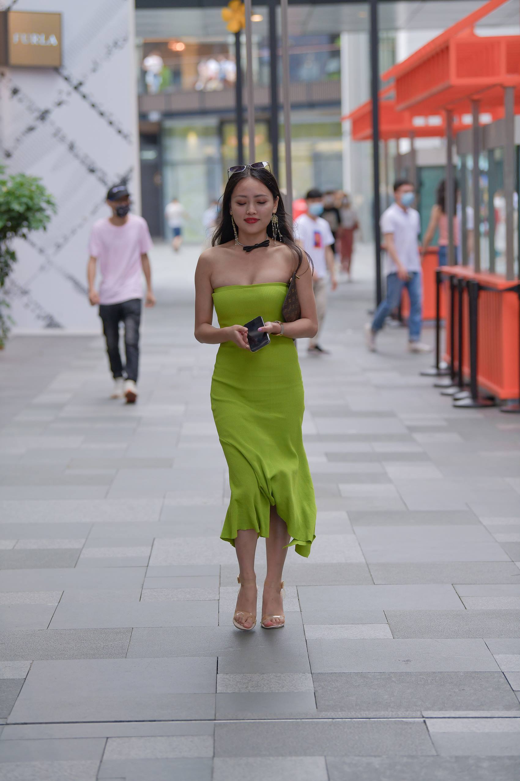 图片[5]-精选精选街拍作品 NO.1801 视觉冲击街拍作品 – 抹胸美女[48P]-草丛看图