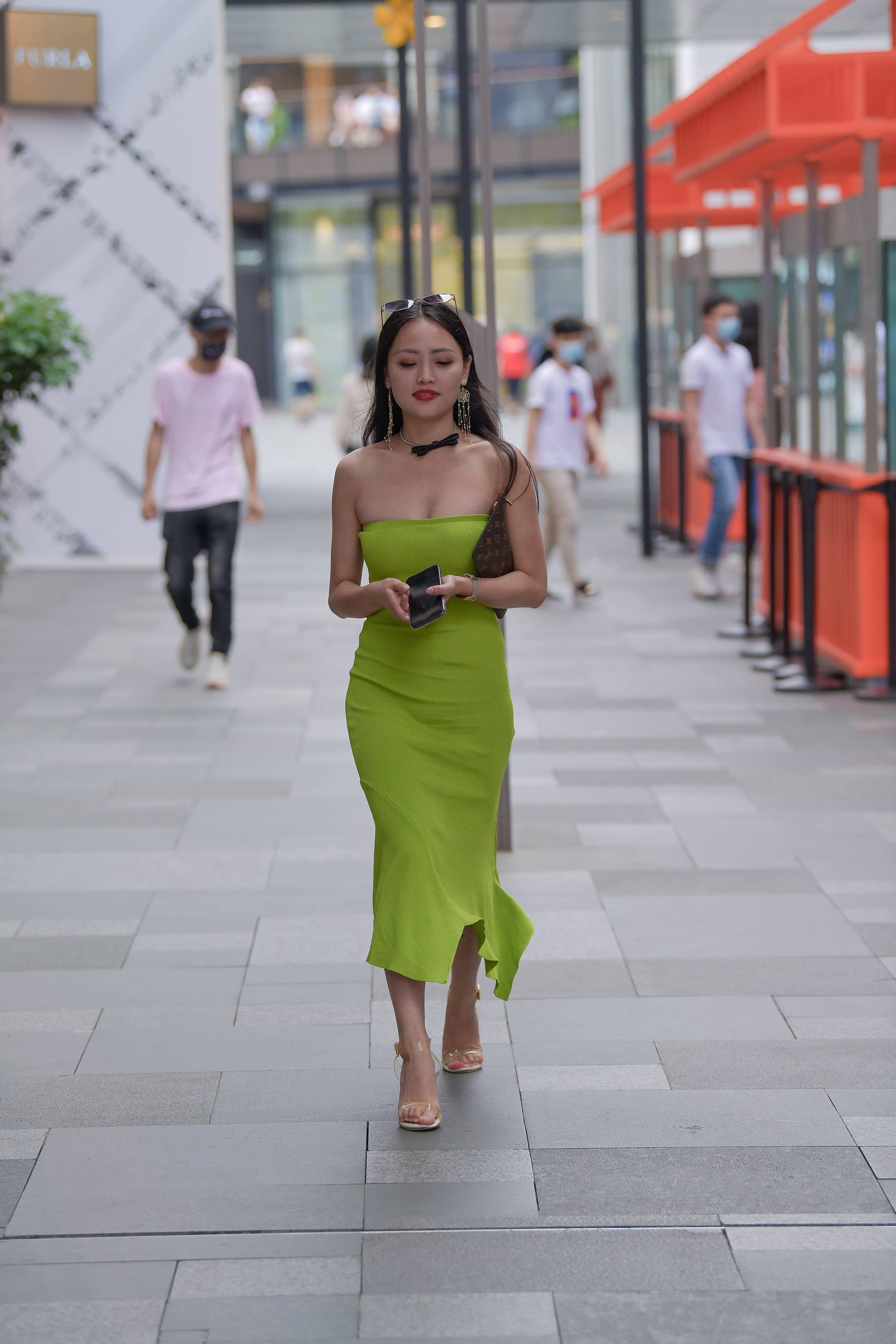 图片[6]-精选精选街拍作品 NO.1801 视觉冲击街拍作品 – 抹胸美女[48P]-草丛看图