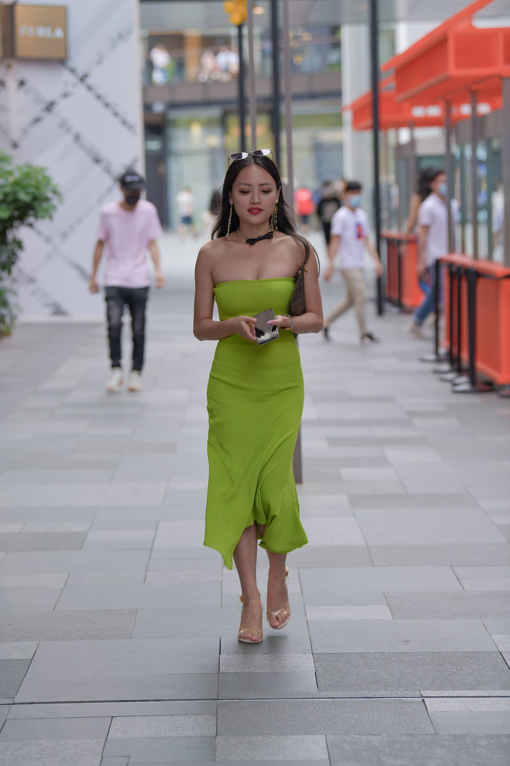 图片[7]-精选精选街拍作品 NO.1801 视觉冲击街拍作品 – 抹胸美女[48P]-草丛看图