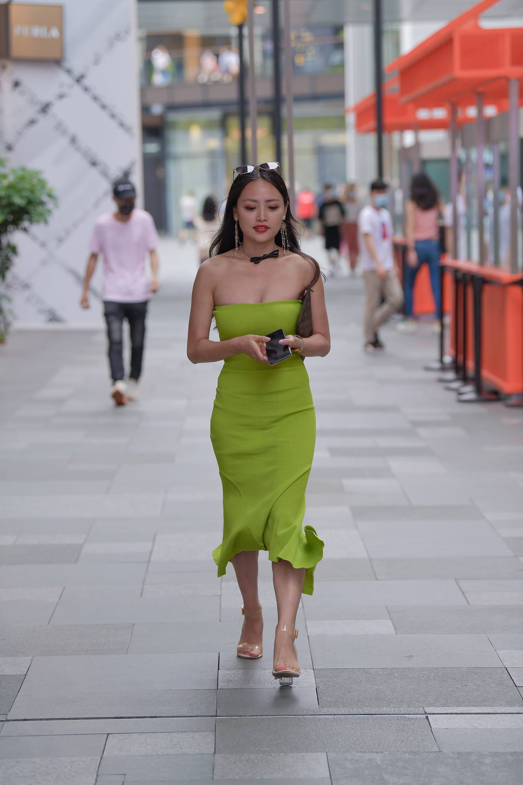 图片[8]-精选精选街拍作品 NO.1801 视觉冲击街拍作品 – 抹胸美女[48P]-草丛看图