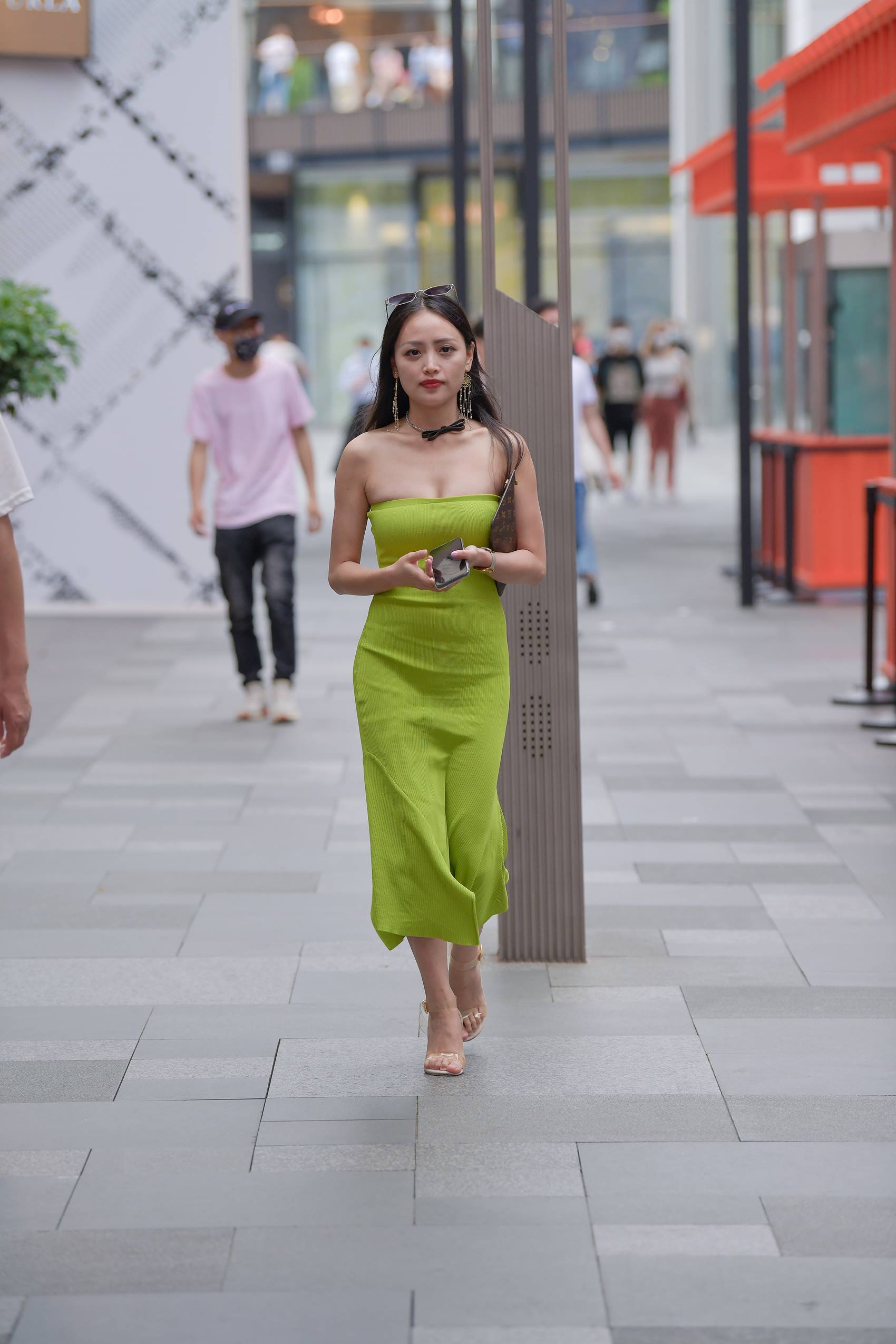 图片[1]-精选精选街拍作品 NO.1801 视觉冲击街拍作品 – 抹胸美女[48P]-草丛看图