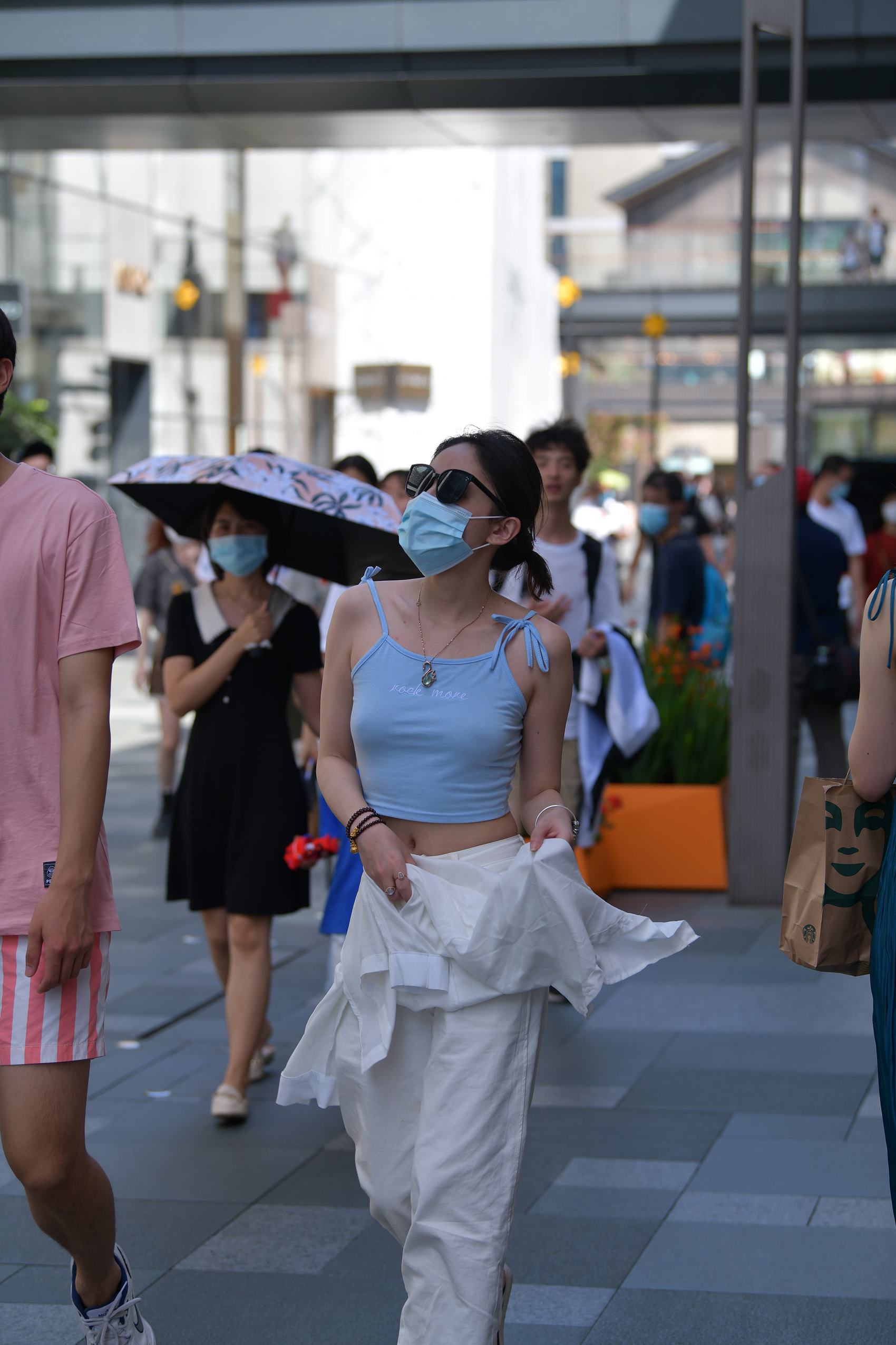 图片[2]-精选精选街拍作品 NO.1733 摄神街拍作品 – 震惊，豪放的小解解[31P]-草丛看图