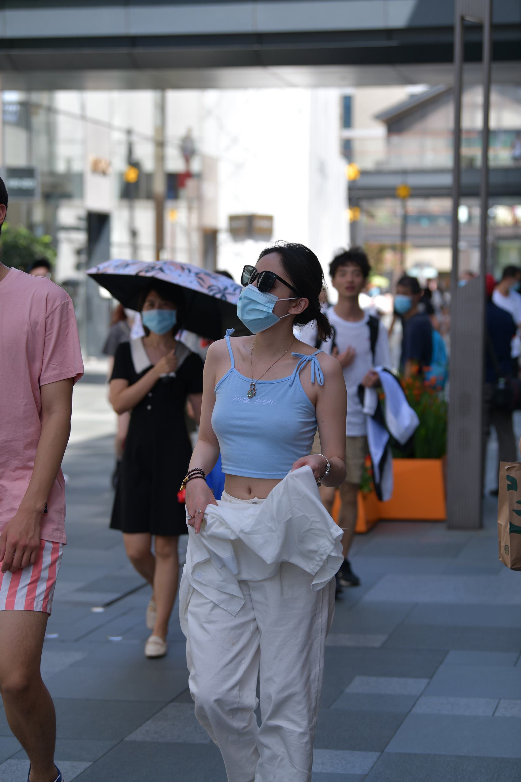 图片[3]-精选精选街拍作品 NO.1733 摄神街拍作品 – 震惊，豪放的小解解[31P]-草丛看图