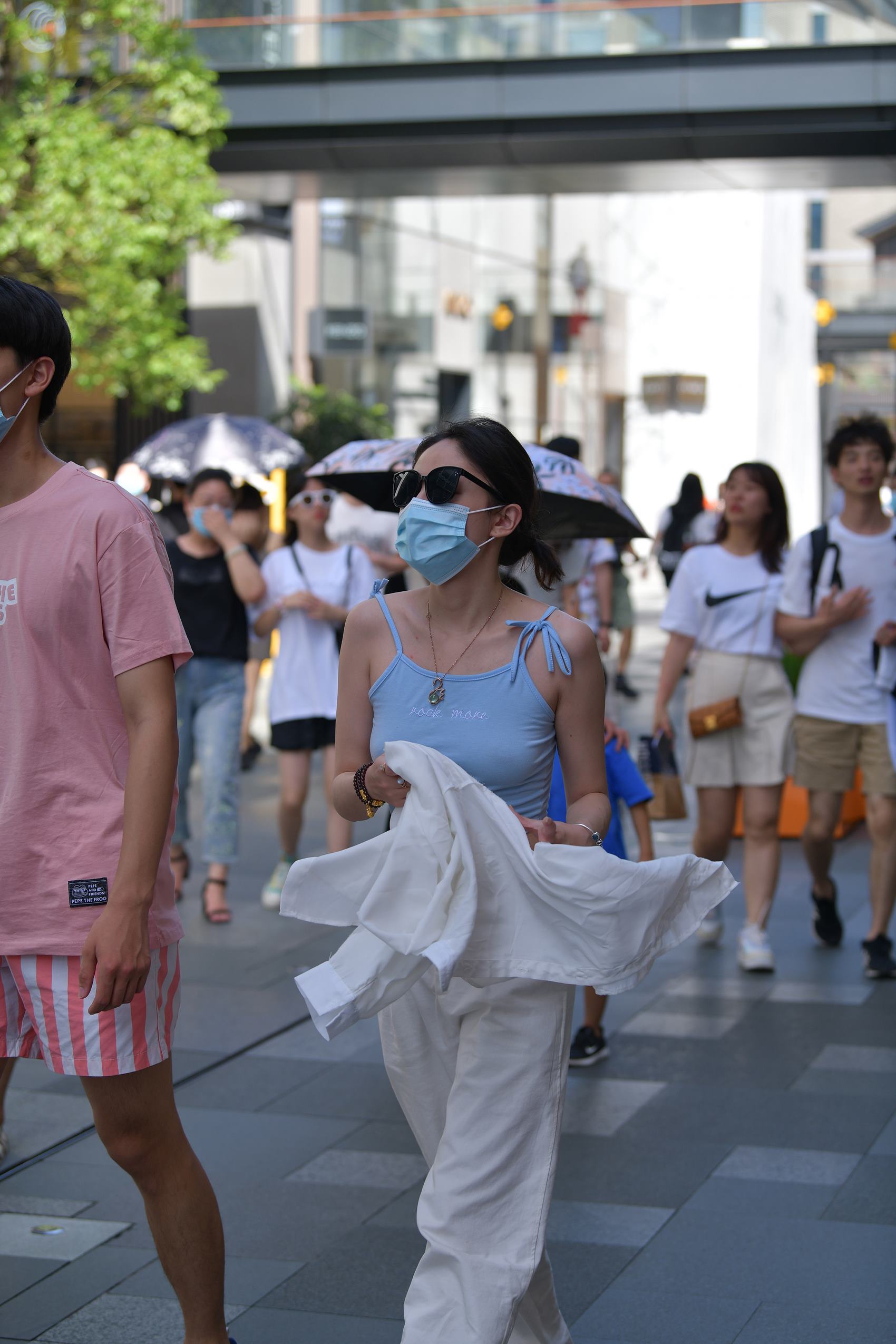 图片[5]-精选精选街拍作品 NO.1733 摄神街拍作品 – 震惊，豪放的小解解[31P]-草丛看图