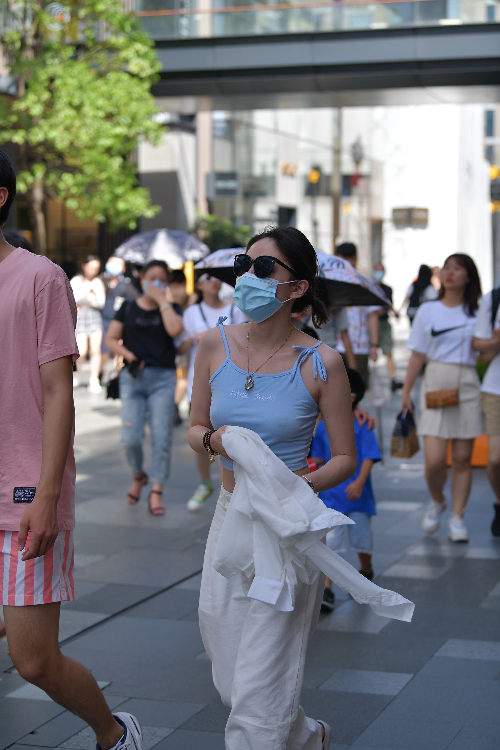 图片[6]-精选精选街拍作品 NO.1733 摄神街拍作品 – 震惊，豪放的小解解[31P]-草丛看图