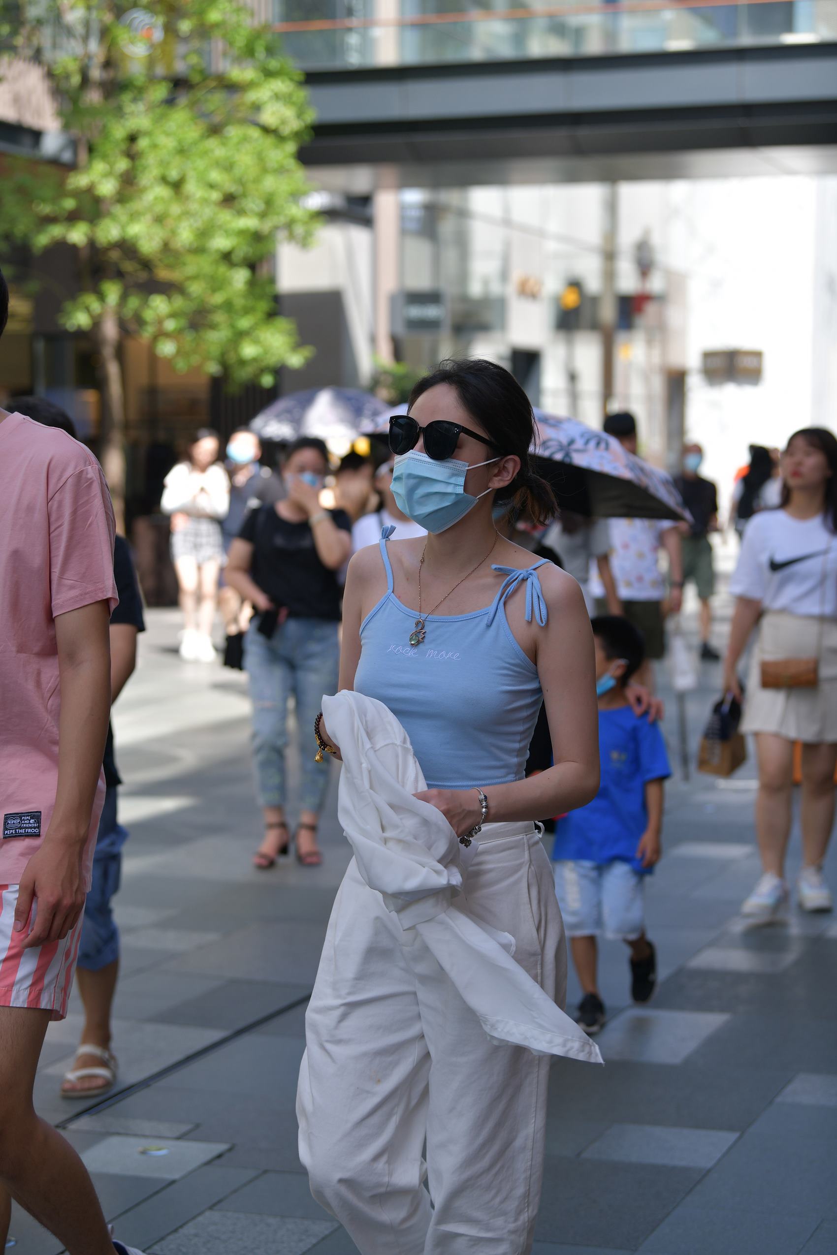 图片[7]-精选精选街拍作品 NO.1733 摄神街拍作品 – 震惊，豪放的小解解[31P]-草丛看图