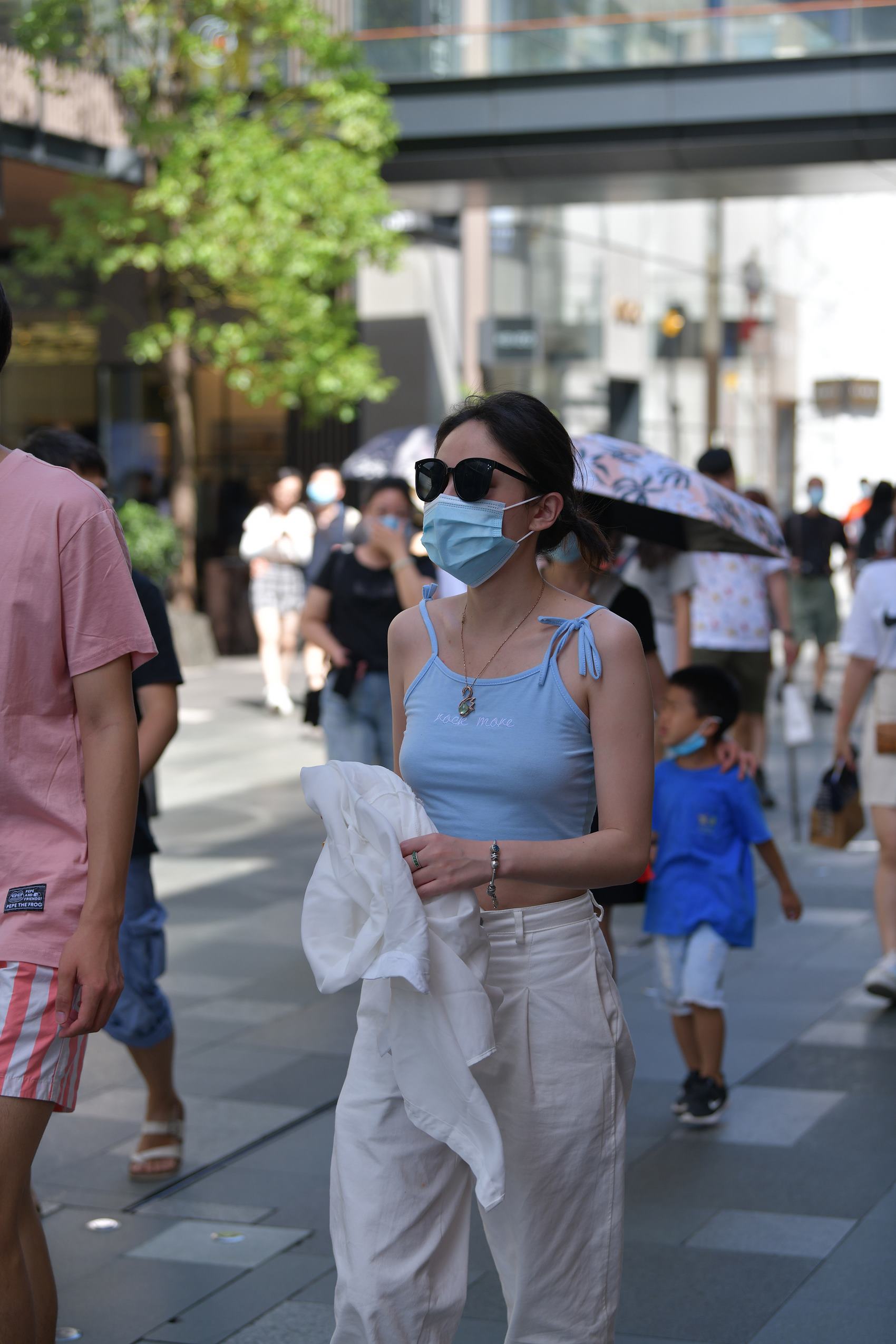 图片[8]-精选精选街拍作品 NO.1733 摄神街拍作品 – 震惊，豪放的小解解[31P]-草丛看图