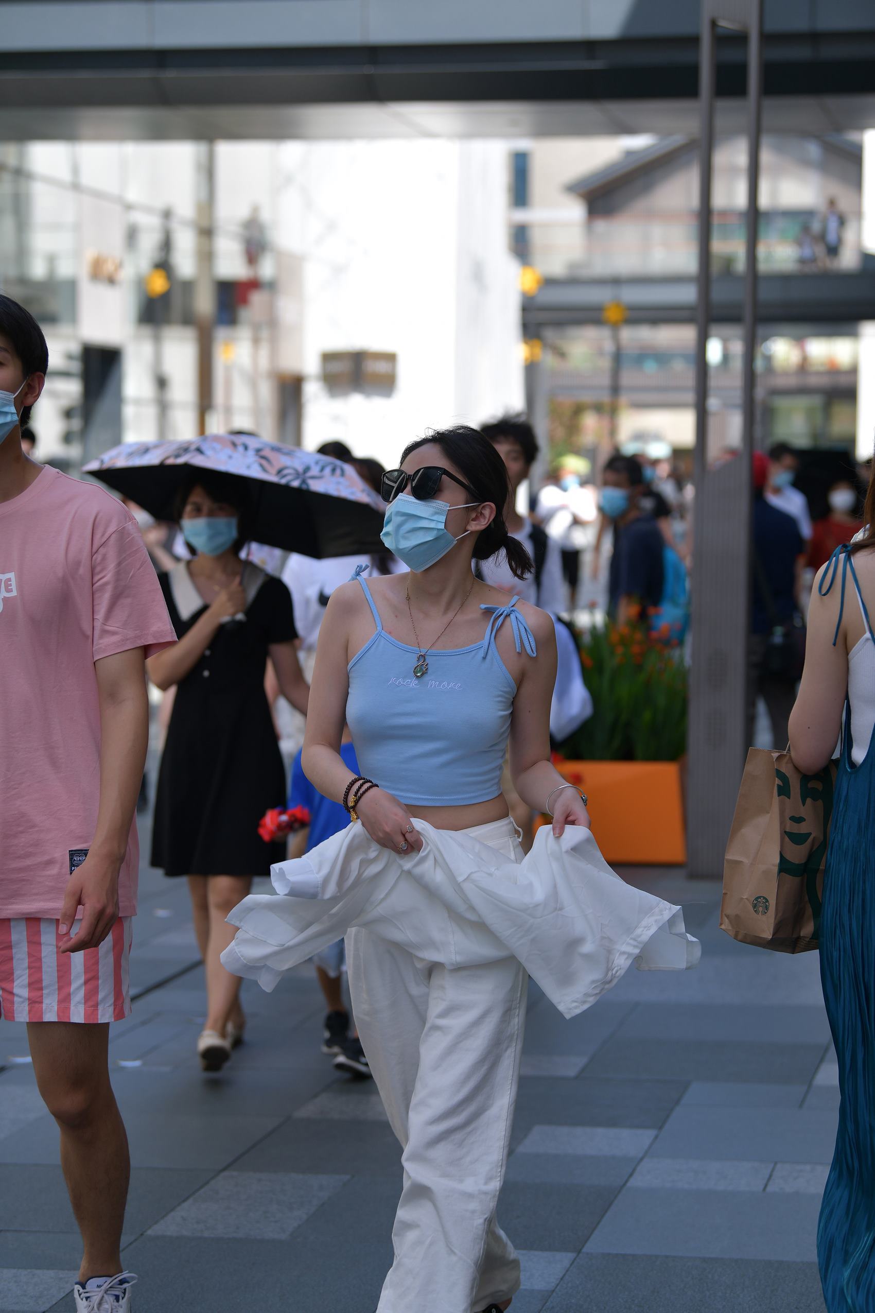 图片[1]-精选精选街拍作品 NO.1733 摄神街拍作品 – 震惊，豪放的小解解[31P]-草丛看图