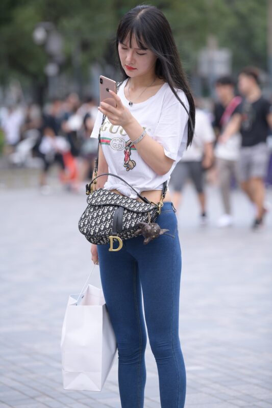 精选精选街拍作品 NO.1756 魂魂街拍作品 – 长发密桃紧牛[84P]-草丛看图