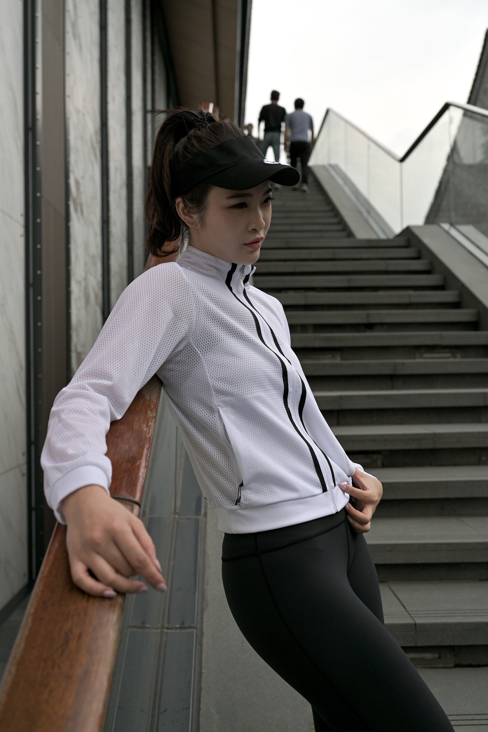 图片[5]-精选精选街拍作品 NO.1728 摄霸街拍作品 – 仅身瑜伽裤美女[52P]-草丛看图