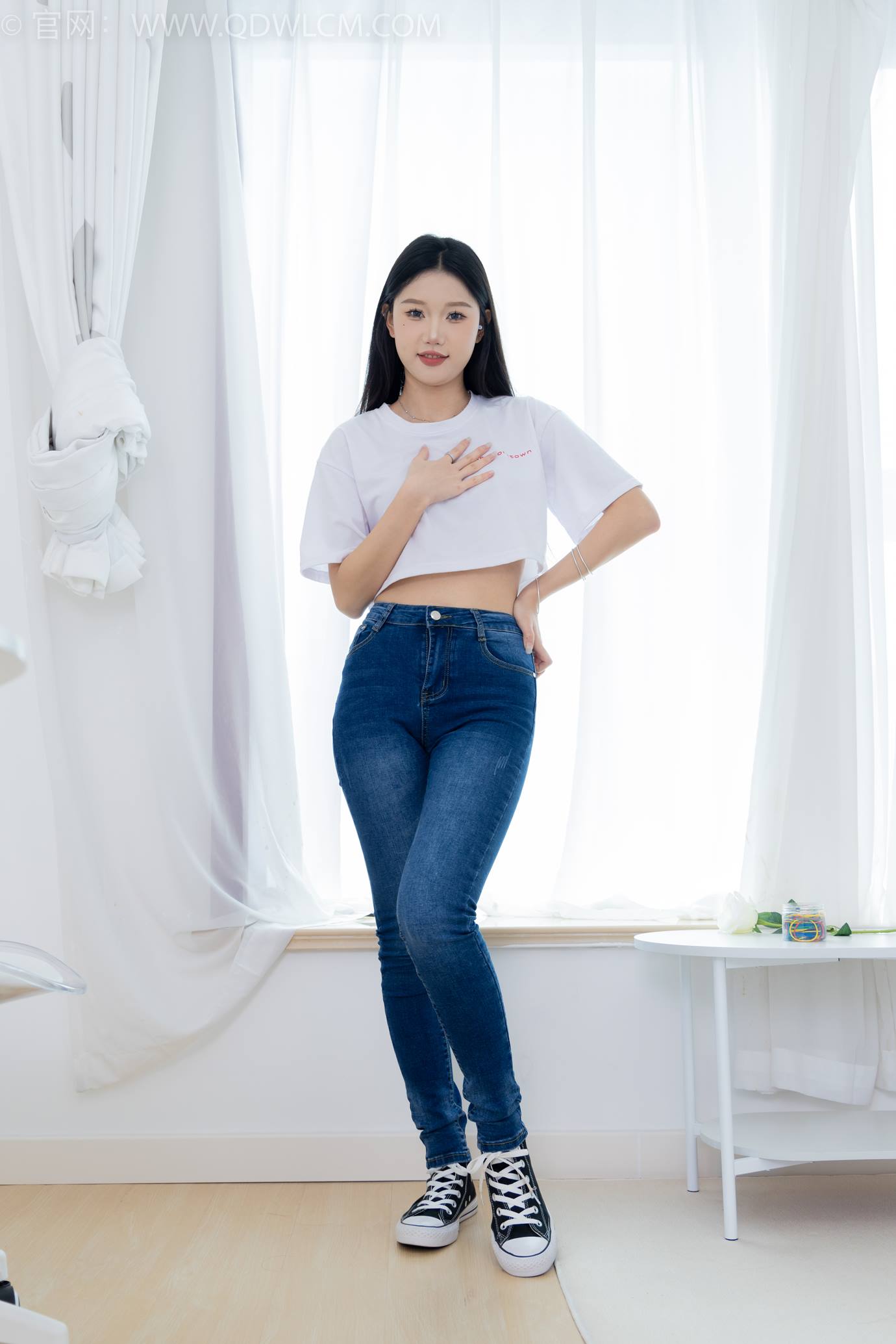 图片[2]-勿恋传媒 NO.2293 小竹-匡威帆布鞋、粉色船袜、肚子疼揉肚子剧情[160P]-草丛看图