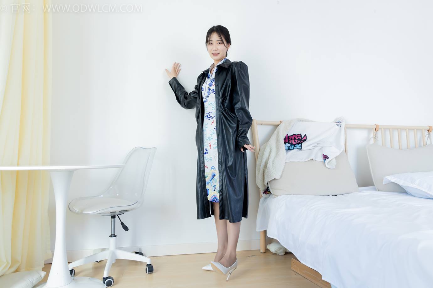 图片[1]-精选勿恋传媒 NO.2284 菜菜-高跟鞋、薄灰丝、盖被子睡觉剧情[135P]-草丛看图