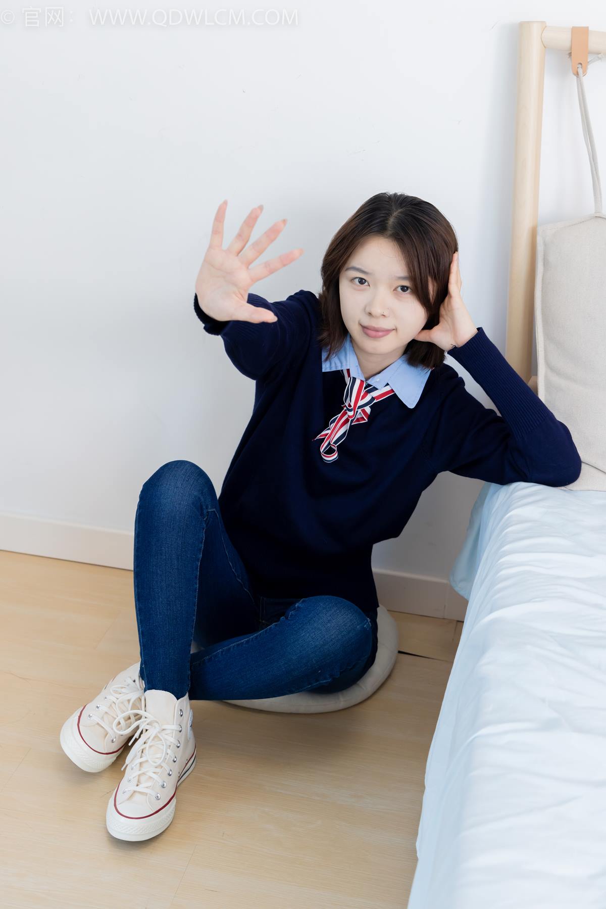 图片[3]-精选勿恋传媒 NO.2354 小悦-帆布鞋、白棉袜、裸足[110P]-草丛看图