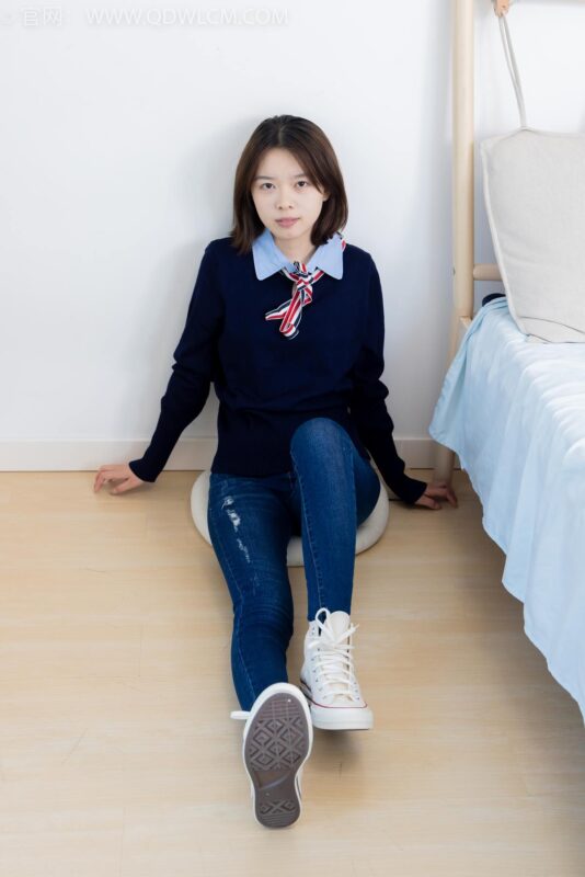 精选勿恋传媒 NO.2354 小悦-帆布鞋、白棉袜、裸足[110P]-草丛看图